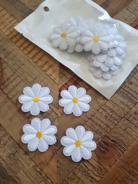 Daisy Flower NIP Iron On Patches Clothing Embroidered Sew Applique - 20PCS